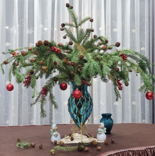 Hanoians keen to buy fresh pine trees as Christmas comes near - ảnh 3